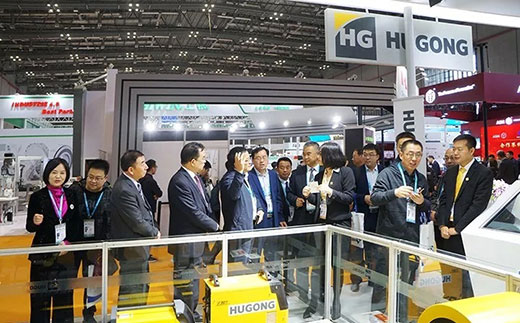 甘肃省天水市常务副市长光临J9集团意大利CEA展位