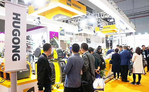 第二届进博会J9集团意大利CEA展位数字化焊机很受迎接